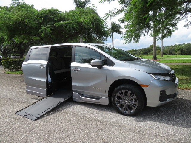 Used 2026 Honda Odyssey Touring image 2