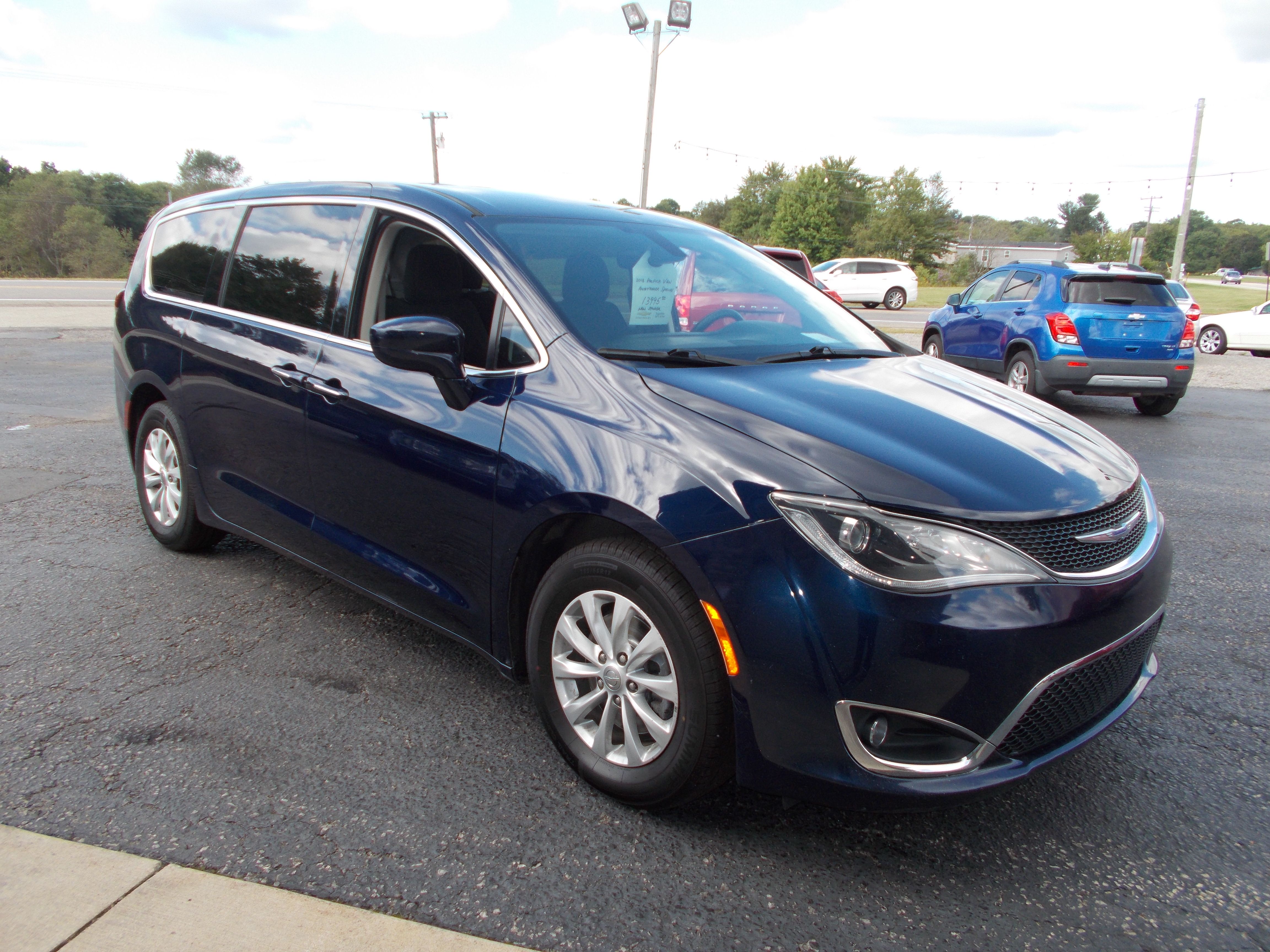Used 2018 Chrysler Pacifica Touring Plus FWD image 3