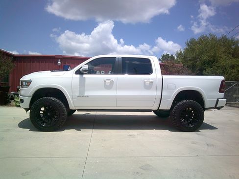 Used 2019 RAM 1500 Laramie AWD/4WD image 2