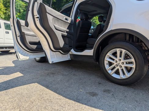 Used 2013 Ford Explorer 4WD XLT image 20