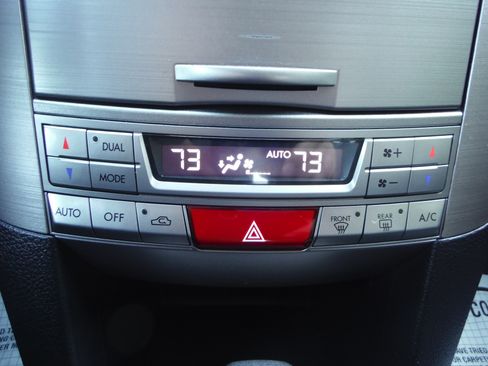 Used 2011 Subaru Outback 2.5i Limited image 19