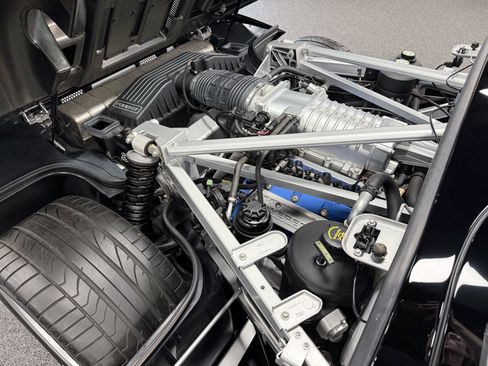 Used 2005 Ford GT RWD image 14