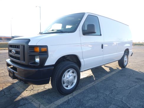 Used 2014 Ford E-150 and Econoline 150 XLT image 2