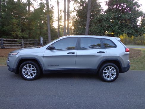 Used 2014 Jeep Cherokee Sport image 5