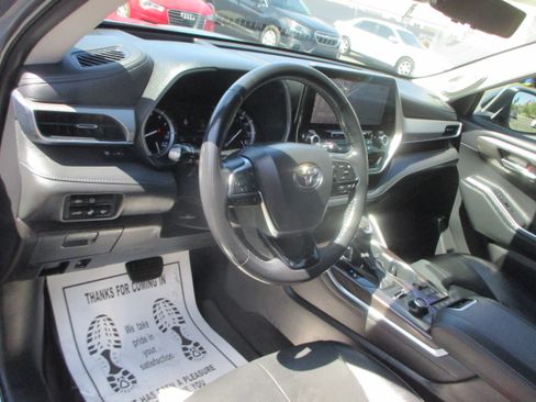 Used 2021 Toyota Highlander AWD Platinum V6 image 12