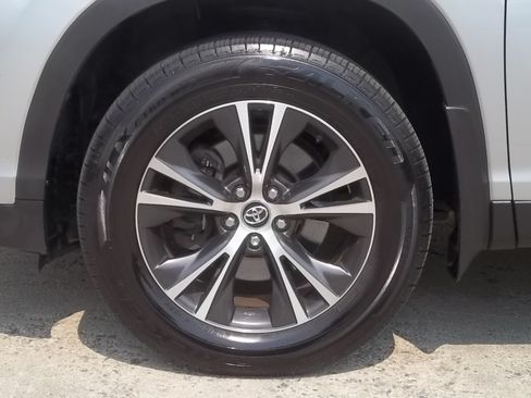 Used 2019 Toyota Highlander AWD V6 image 13