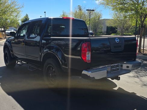 Used 2011 Nissan Frontier SE image 11