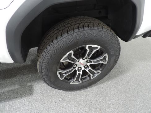 Used 2024 GMC Canyon AT4 image 18