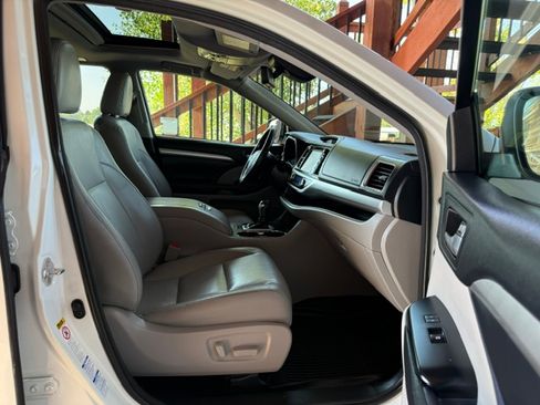 Used 2017 Toyota Highlander AWD V6 image 23