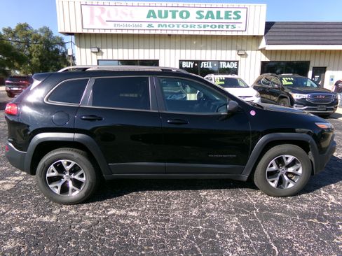 Used 2017 Jeep Cherokee Trailhawk image 6