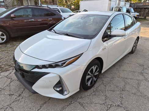 Used 2017 Toyota Prius Prime Advanced image 2