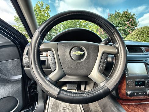 Used 2013 Chevrolet Avalanche LTZ image 7