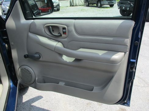 Used 2003 Chevrolet S10 Pickup 2WD Regular Cab image 21
