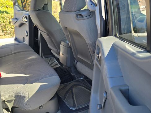 Used 2011 Nissan Frontier SE image 21