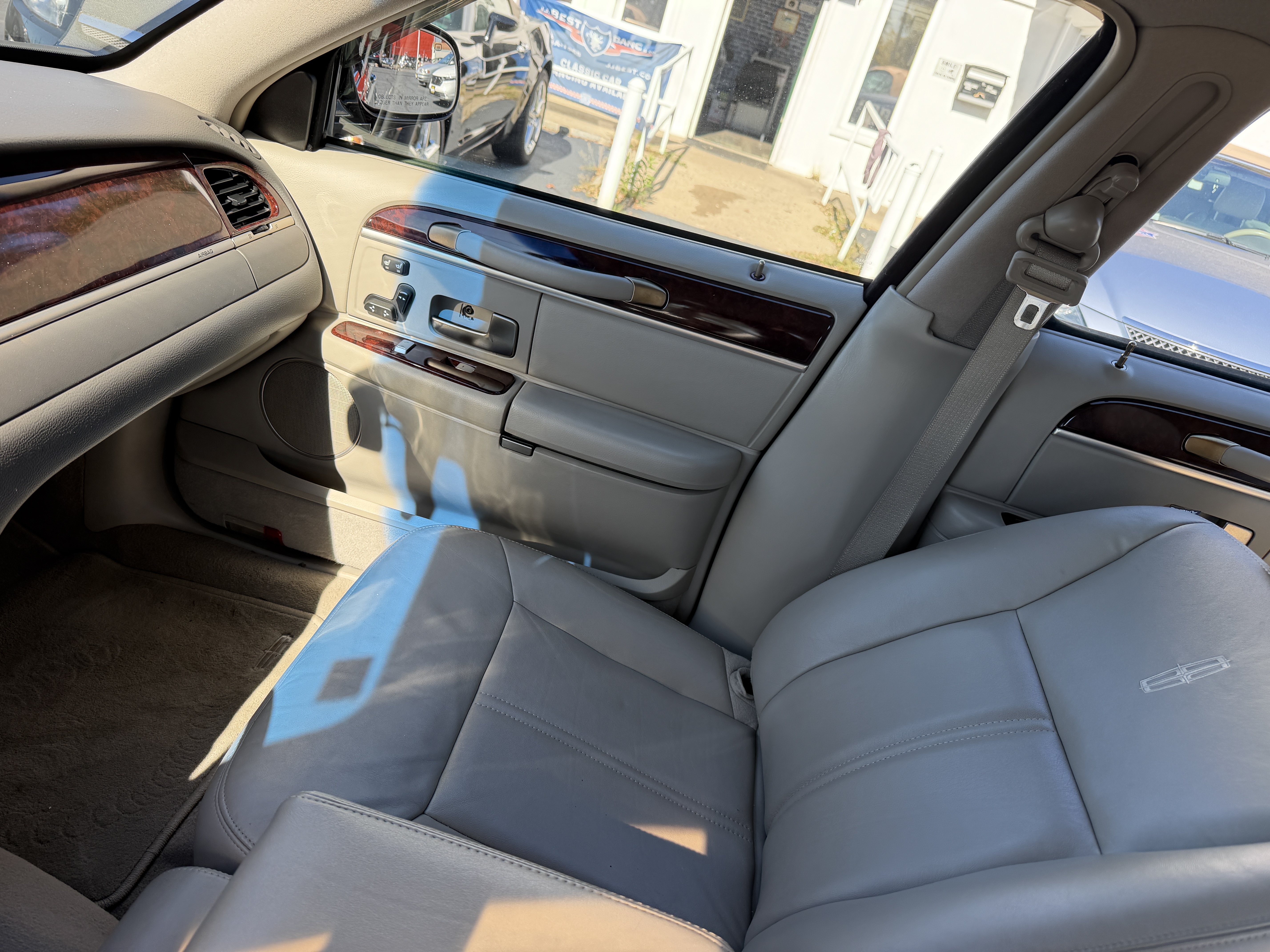 Used 2011 Lincoln Town Car Signature Limited RWD image 11
