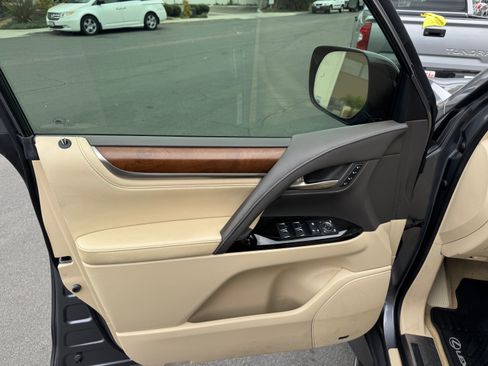 Used 2016 Lexus LX 570 image 17