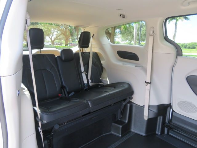 Used 2024 Chrysler Pacifica Touring-L FWD image 22