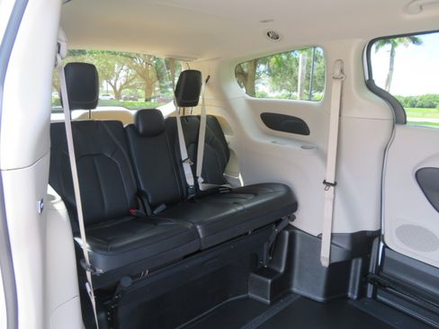 Used 2024 Chrysler Pacifica Touring-L FWD image 22