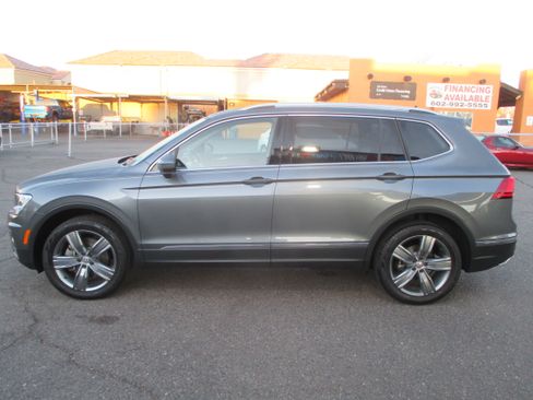 Used 2020 Volkswagen Tiguan SEL Premium image 2