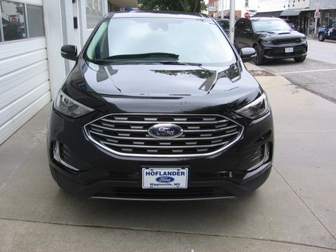 Used 2024 Ford Edge Titanium image 2