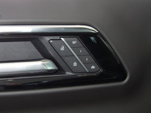 Used 2025 Chevrolet Suburban Z71 image 18