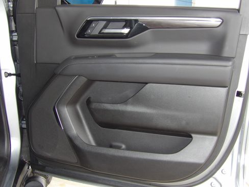 Used 2025 Chevrolet Suburban Z71 image 27