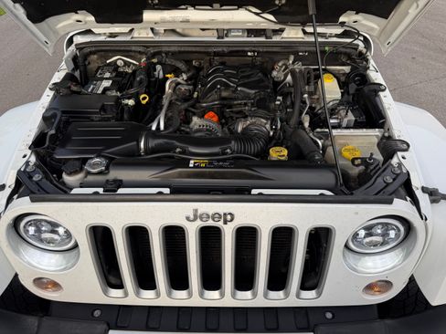 Used 2017 Jeep Wrangler 4WD Unlimited Sahara image 6