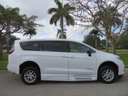 Used 2025 Chrysler Pacifica Select FWD image 5
