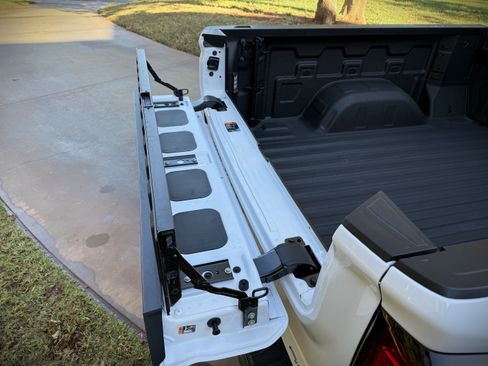 Used 2025 GMC Sierra 1500 SLT image 17