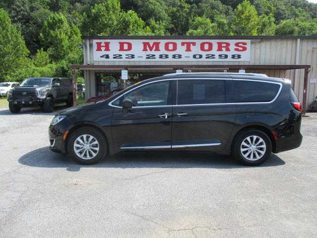 Used 2018 Chrysler Pacifica Touring-L FWD image 1