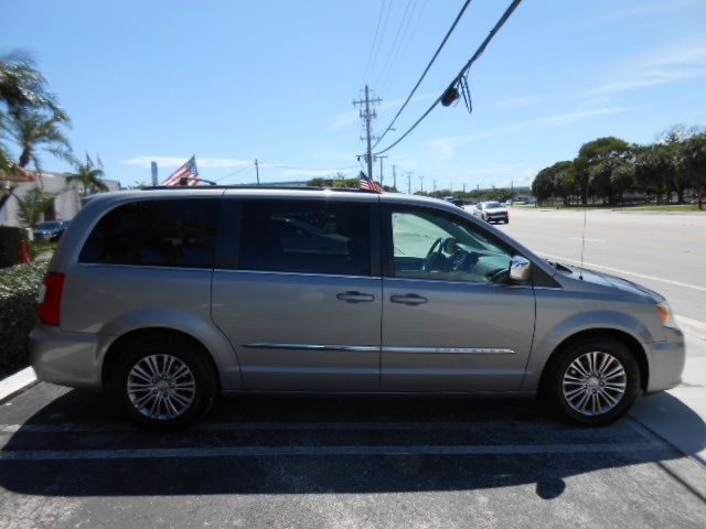 Used 2014 Chrysler Town & Country Touring-L FWD image 6