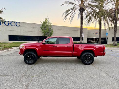 Used 2017 Toyota Tacoma TRD Sport Pickup 4D 6 ft RWD image 2