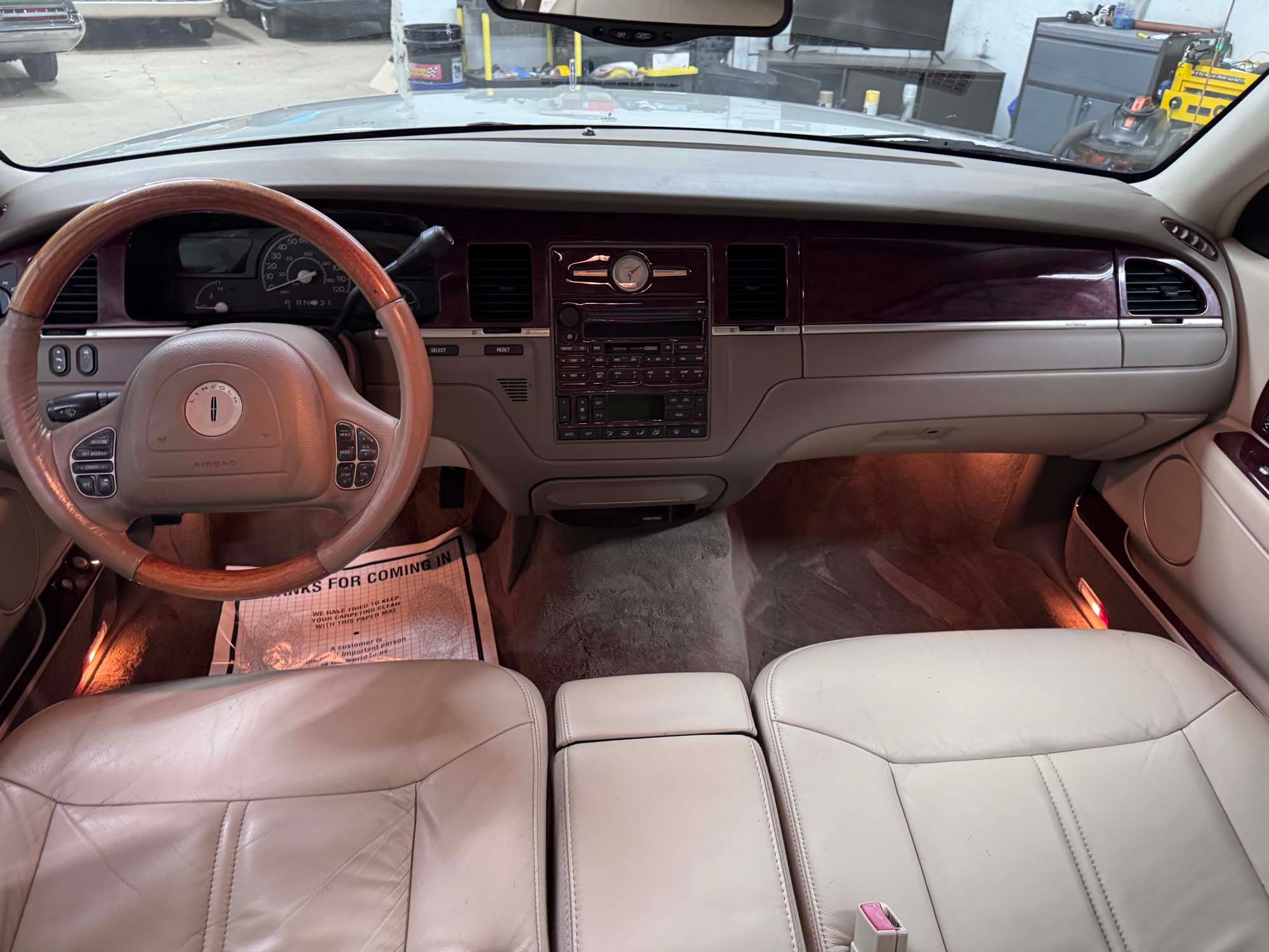 Used 2004 Lincoln Town Car Ultimate RWD image 12