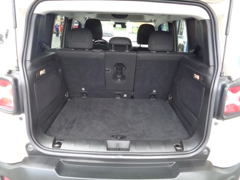 Used 2015 Jeep Renegade 4WD Latitude image 10