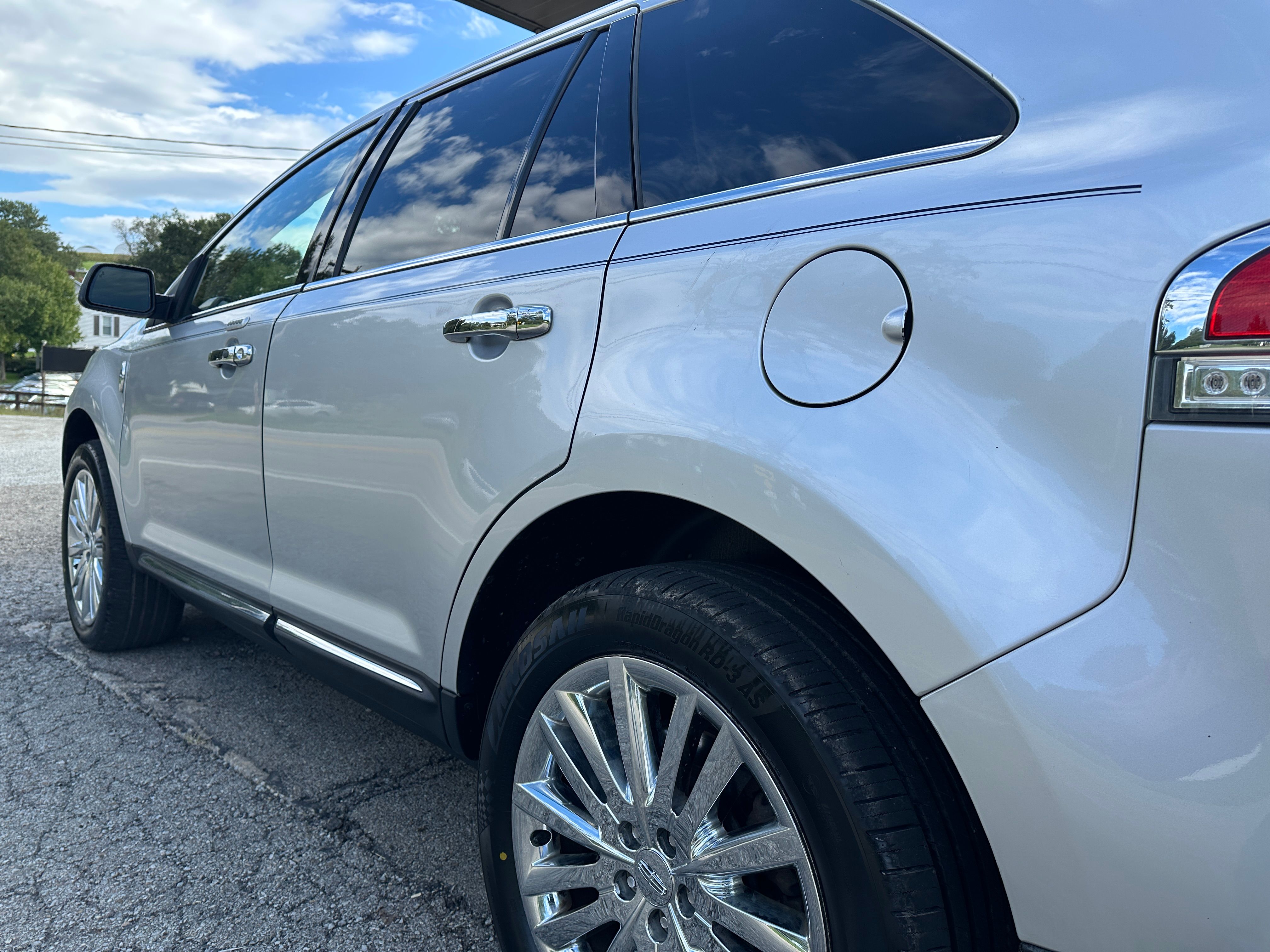 Used 2011 Lincoln MKX AWD image 7