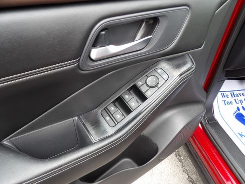 Used 2023 Nissan Rogue SV image 5