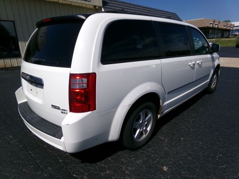 Used 2010 Dodge Grand Caravan SXT FWD image 5