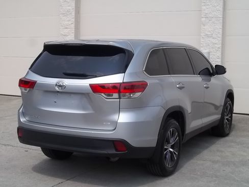 Used 2019 Toyota Highlander AWD V6 image 4