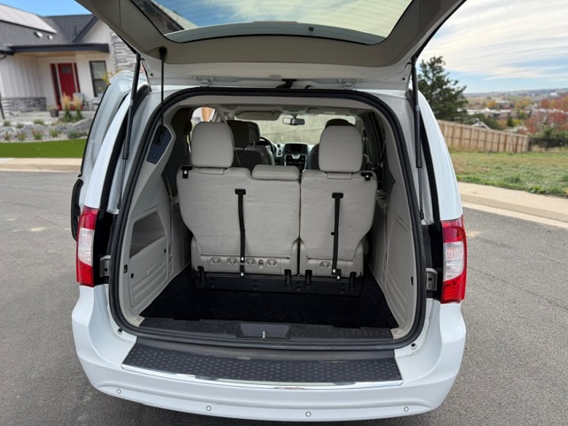 Used 2015 Chrysler Town & Country Touring-L FWD image 5
