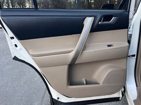 Used 2013 Toyota Highlander SE image 18