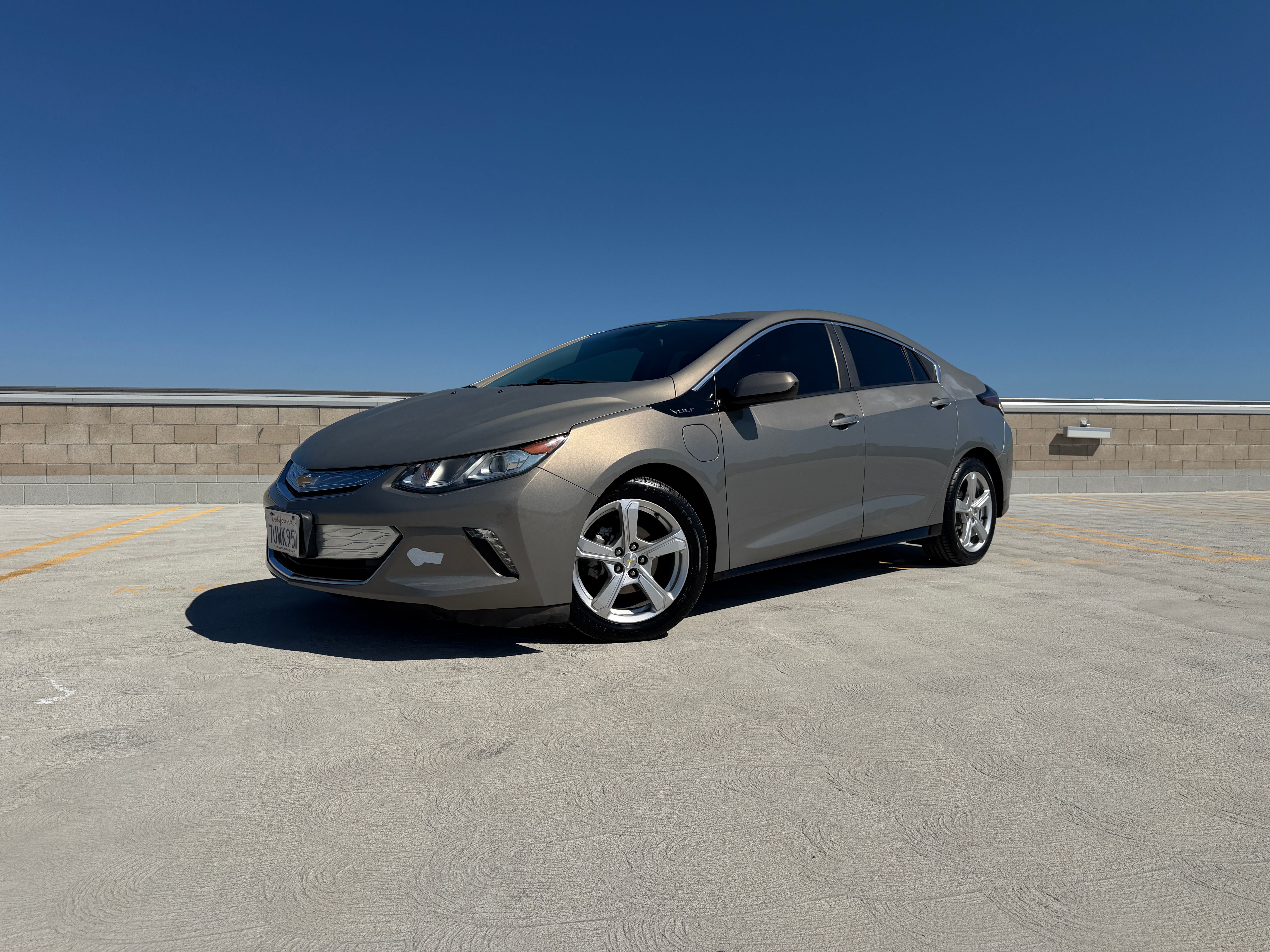 Used 2017 Chevrolet Volt LT FWD image 1