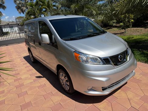 Used 2017 Nissan NV200 SV Van 4D FWD image 3