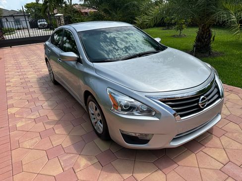 Used 2015 Nissan Altima SV FWD image 3