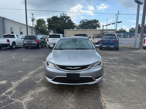 Used 2016 Chrysler 200 Limited image 2