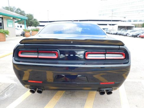 Used 2019 Dodge Challenger SXT image 7