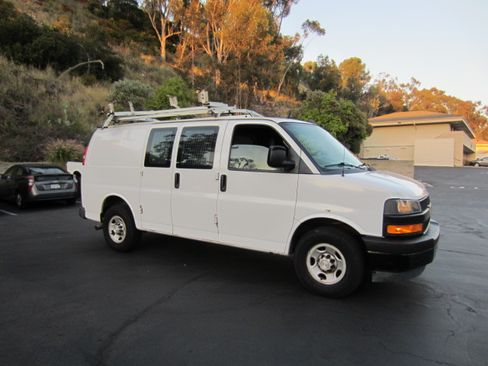 Used 2018 Chevrolet Express 2500 LT RWD image 4