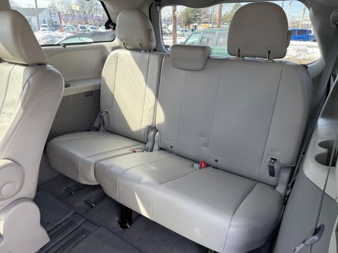 Used 2011 Toyota Sienna XLE image 16