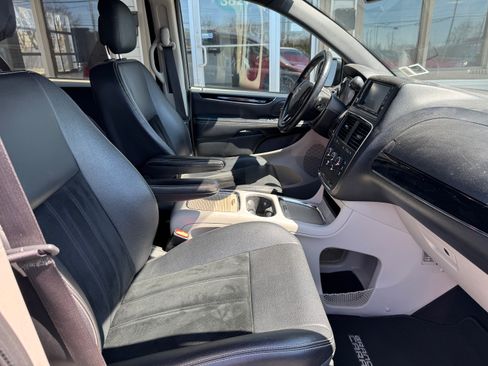 Used 2017 Dodge Grand Caravan SXT image 10