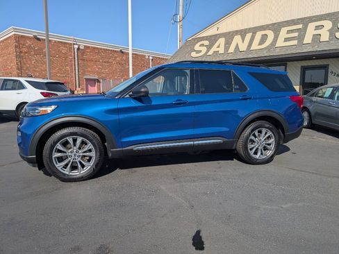 Used 2022 Ford Explorer XLT image 2