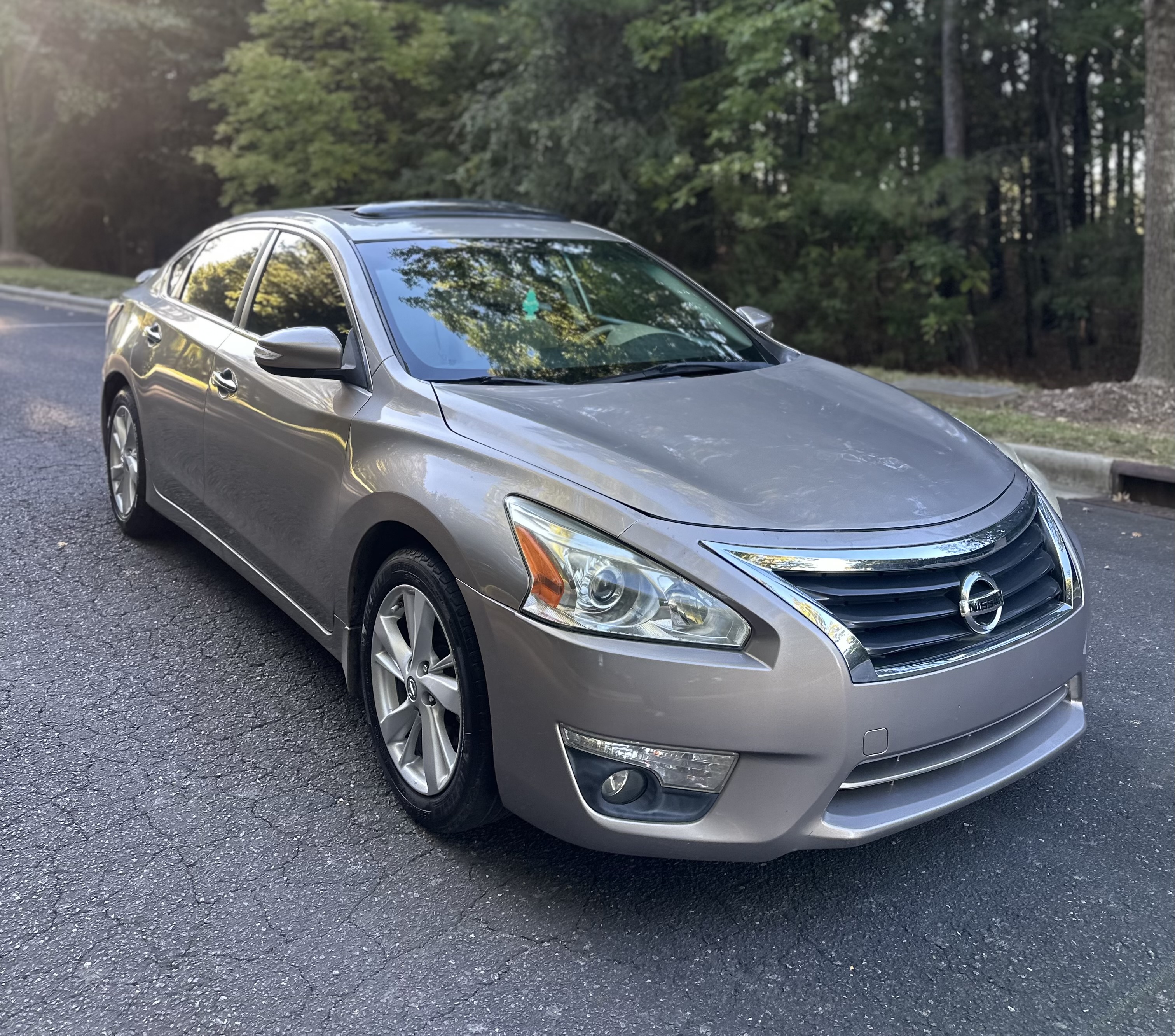 Used 2015 Nissan Altima SV FWD image 2